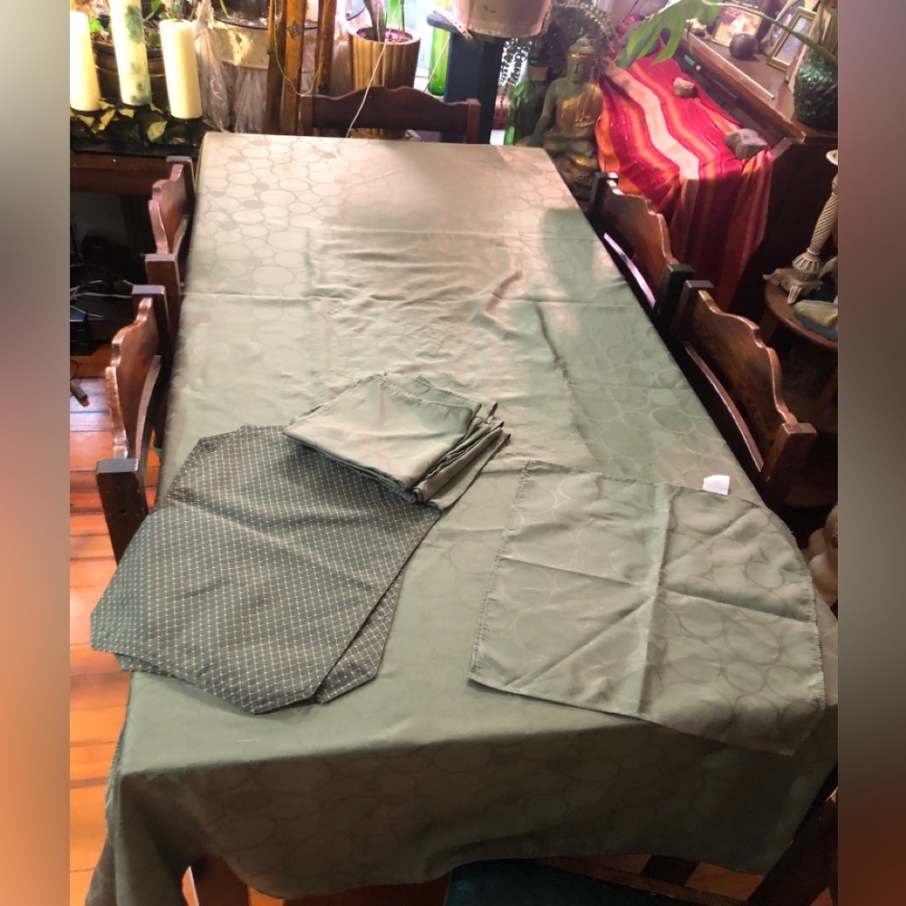 Sage Green Table Cloth with Napkins. Cuisinart